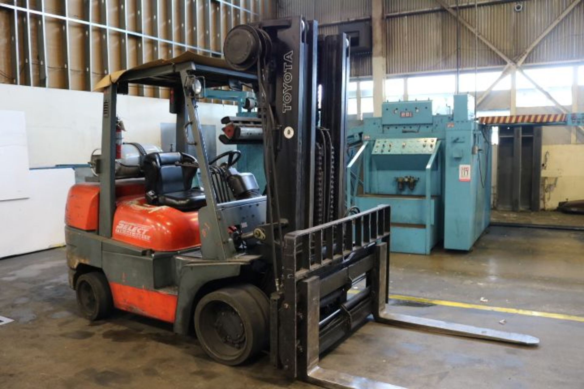 TOYOTA FORKLIFT, MODEL 52-6FGCU45, 9,000 LB, 3-STAGE MAST, W/ SIDE SHIFT, S/N N/A - Image 2 of 13