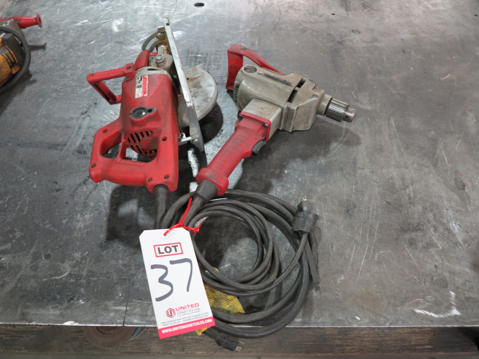 LOT - (1) MILWAUKEE 7-1/4" WORM GEAR SAW, MODEL 6377 AND (1) 1/2" DRILL MOTOR