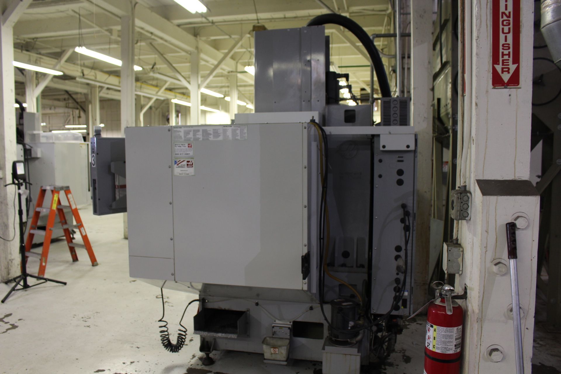 2005 HAAS SUPERMINI MILL 2 CNC VERTICAL MILL, S/N 1071623, 20" X, 16" Y, 14" Z, 40" X 14" TABLE, - Image 3 of 6