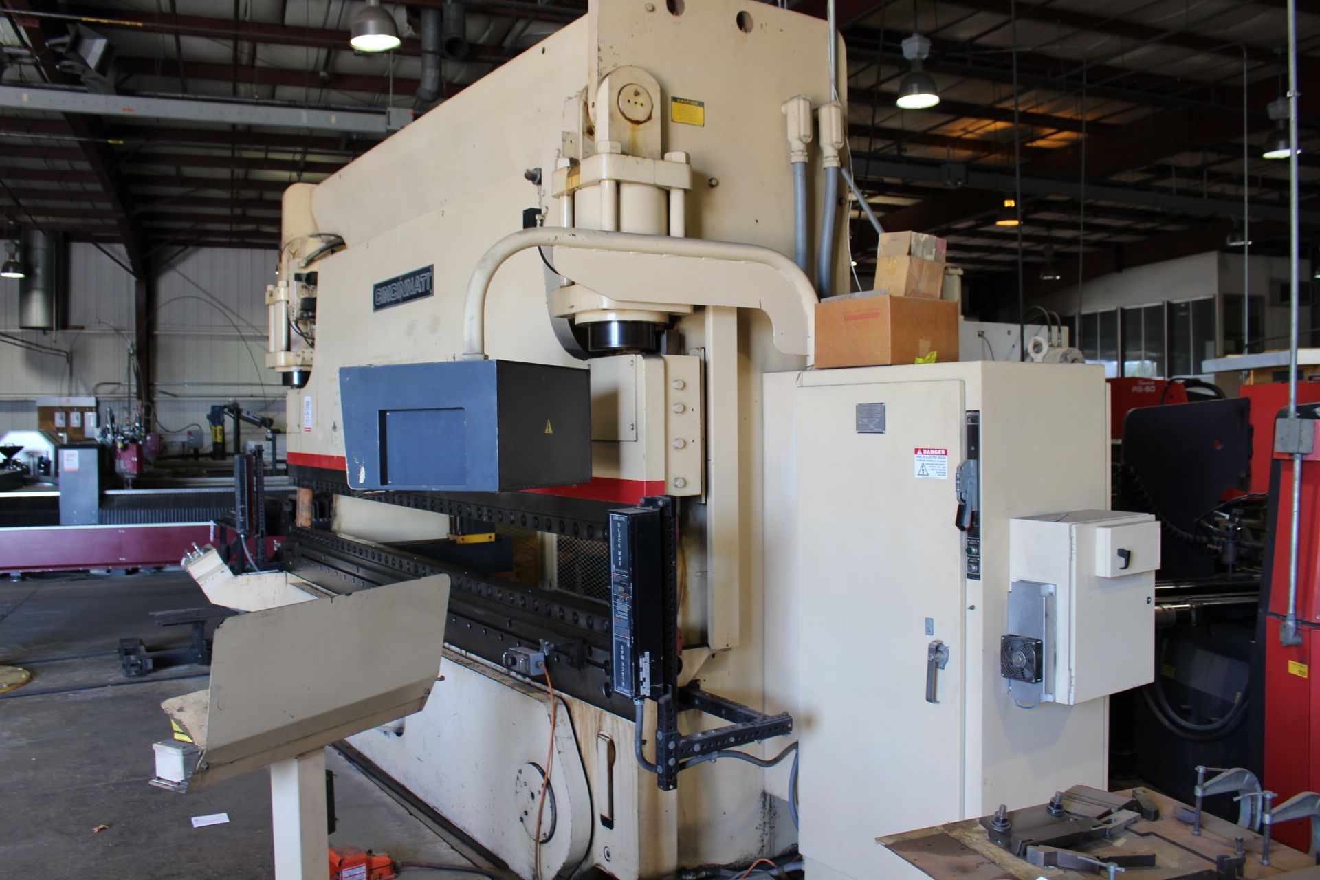 CINCINNATI 230AFX12 CNC HYDRAULIC PRESS BRAKE, S/N 49534, 230 TON X 14', TOP & BOTTOM CLAMPING, - Image 6 of 8