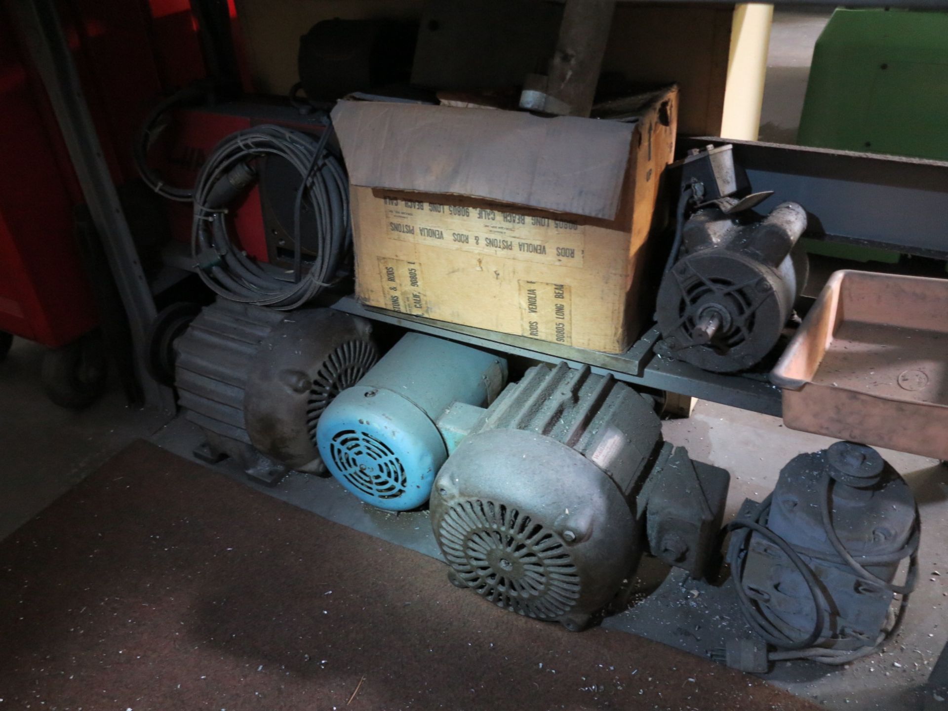 LOT - TABLE, W/ CONTENTS TO INCLUDE: ELECTRIC MOTORS, BOLTS, CHUCK JAWS AND MISC PARTS - Image 4 of 4