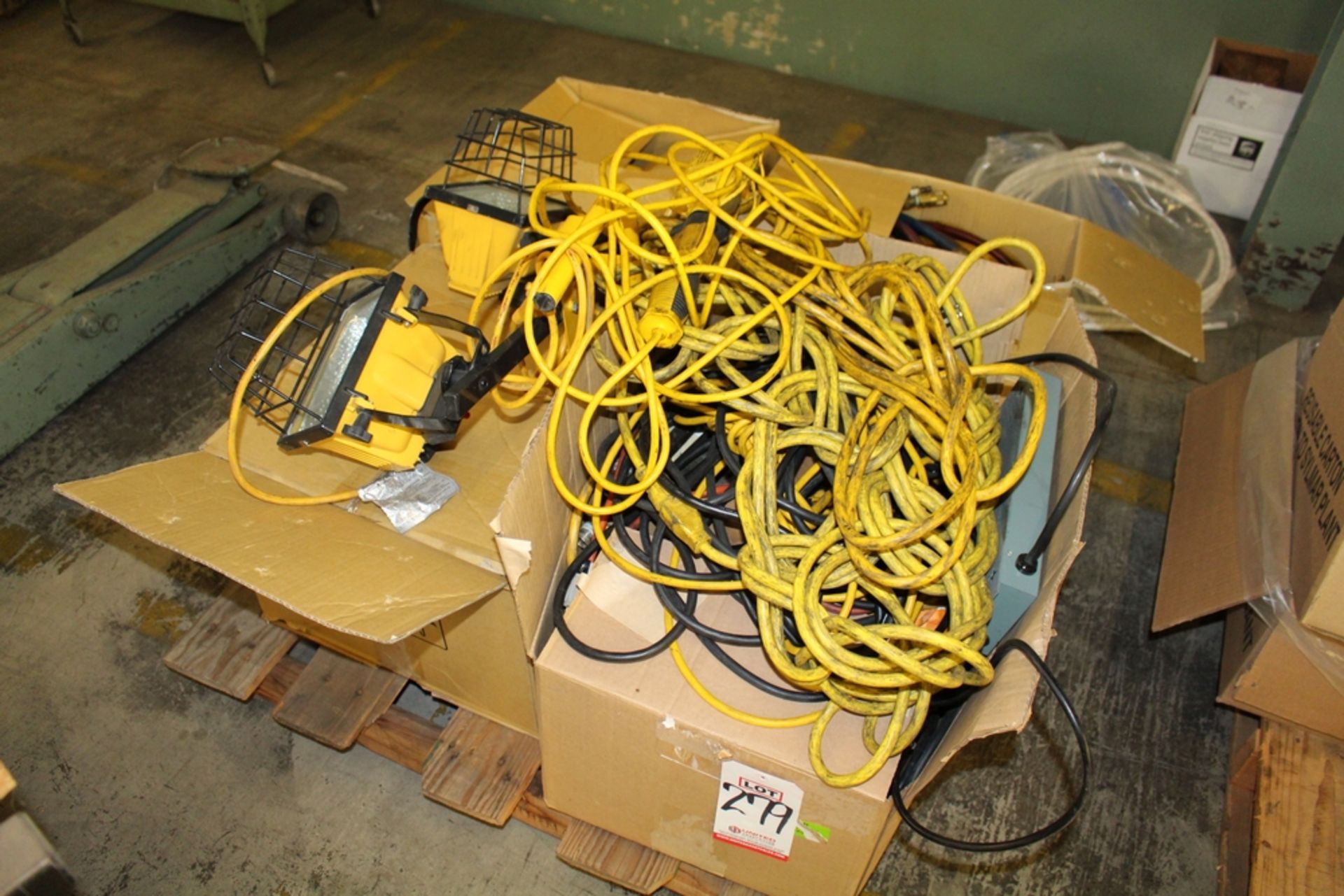 PALLET OF MISC. WORKLIGHTS AND AIR HOSE
