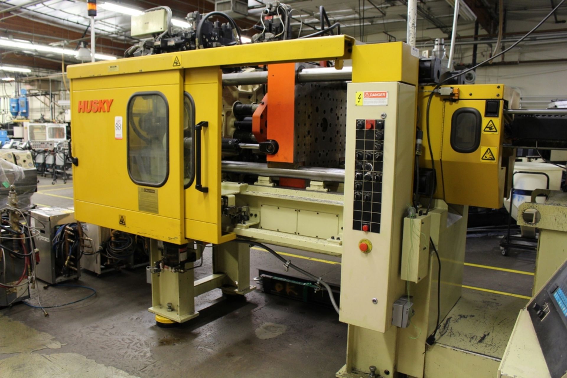 1995 HUSKY 225-TON INJECTION MOLDING MACHINE, MODEL CX160 RS42/42, S/N 11831, 31.5" X 31.5" PLATENS, - Image 2 of 8