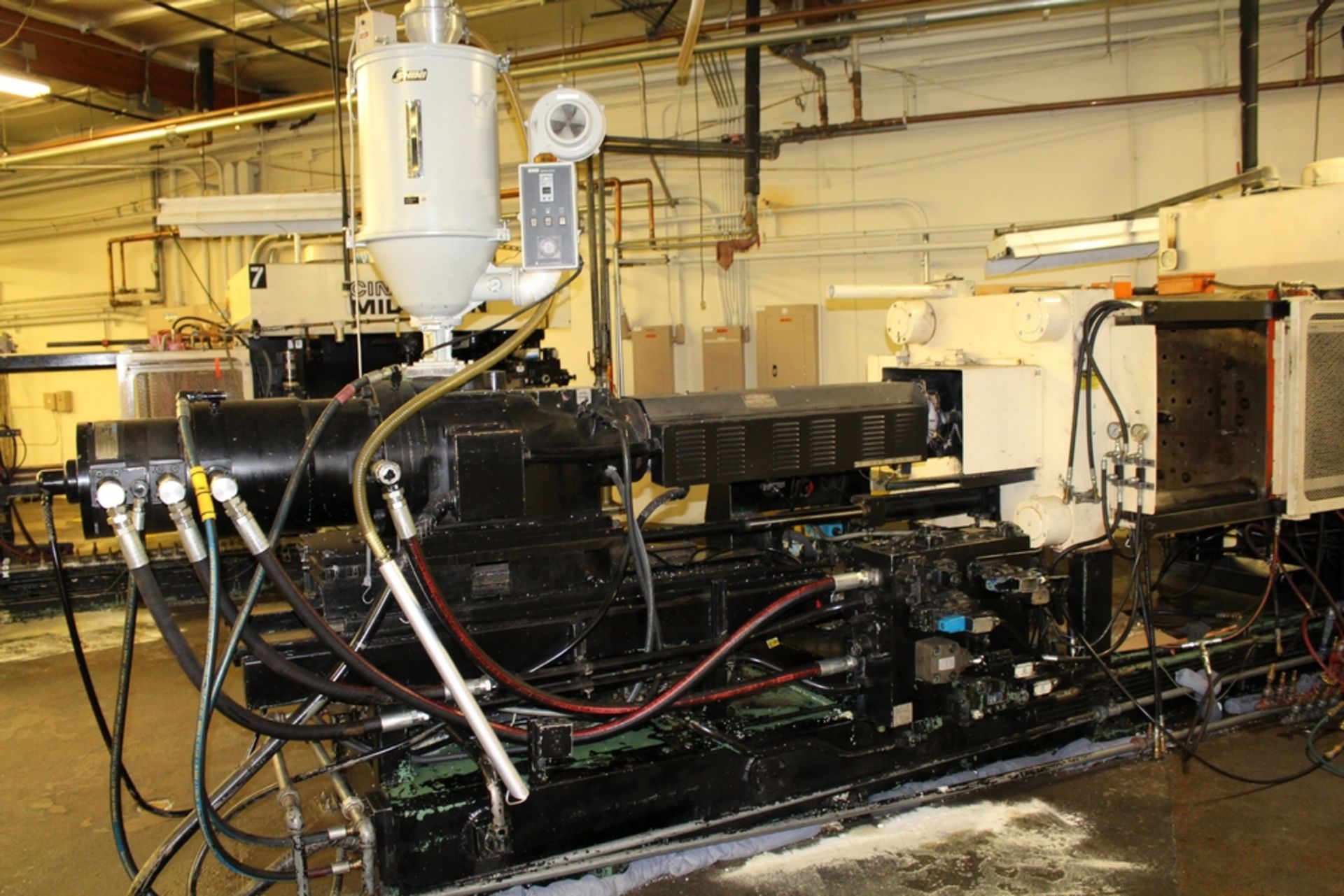 CINCINNATI MILACRON 375-TON INJECTION MOLDING MACHINE, 32 OZ MACO 3, S/N 4003A21/76-60, 38" X 38" - Image 5 of 6