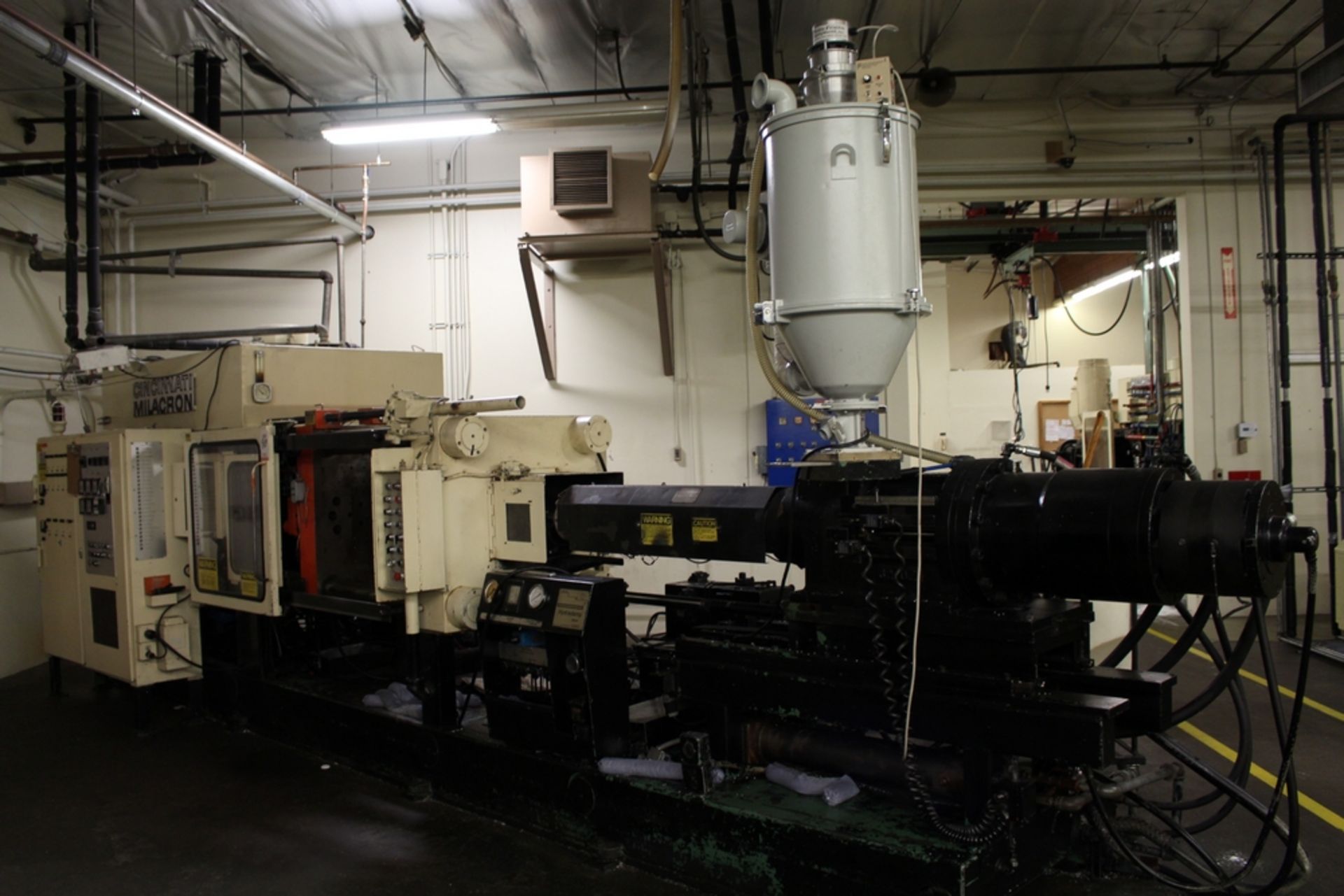 CINCINNATI MILACRON 375-TON INJECTION MOLDING MACHINE, 32 OZ MACO 3, S/N 4003A21/76-60, 38" X 38" - Image 3 of 6