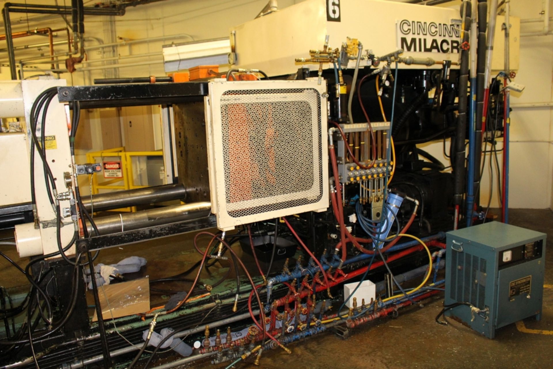 CINCINNATI MILACRON 375-TON INJECTION MOLDING MACHINE, 32 OZ MACO 3, S/N 4003A21/76-60, 38" X 38" - Image 6 of 6