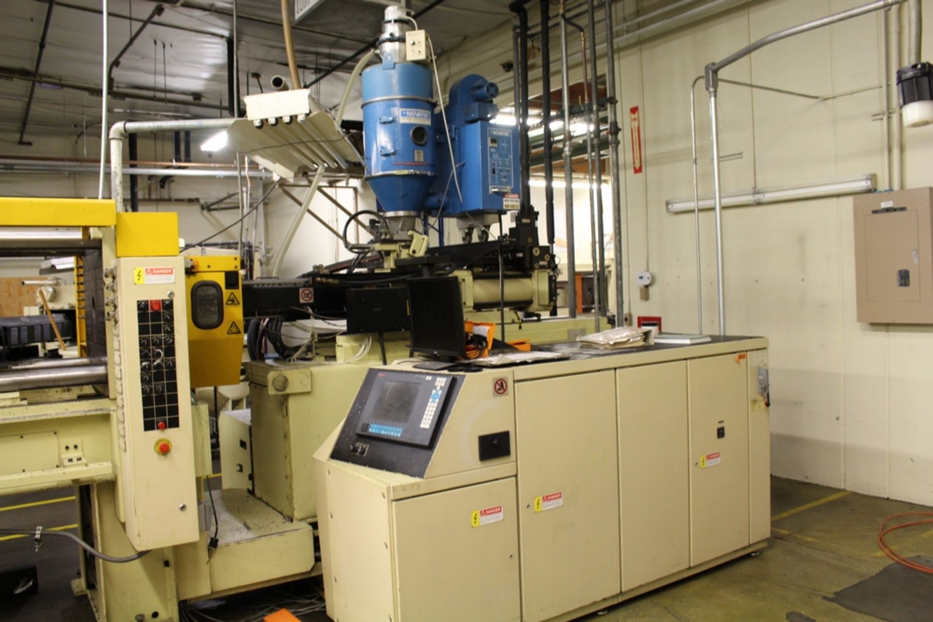 1995 HUSKY 225-TON INJECTION MOLDING MACHINE, MODEL CX160 RS42/42, S/N 11831, 31.5" X 31.5" PLATENS, - Image 3 of 8