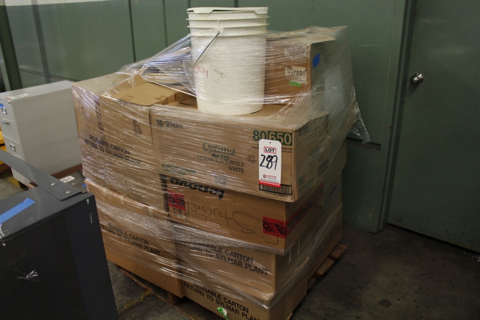 LOT - PALLET OF MISC ITEMS, TO INCLUDE: PAPER HAND TOWELS, CHRISTMAS DECORATIONS, ETC.