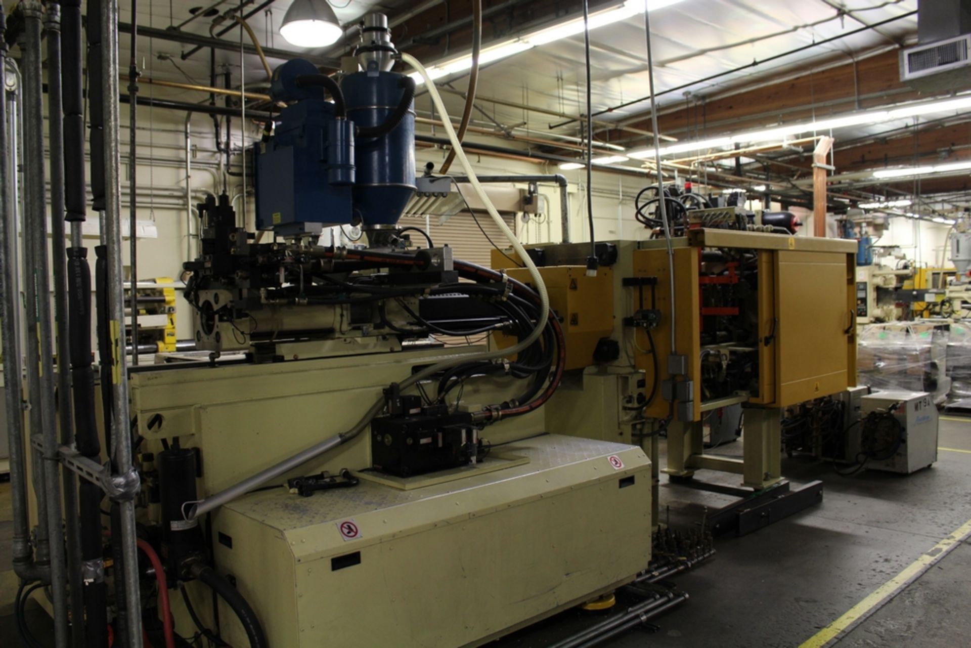 1995 HUSKY 225-TON INJECTION MOLDING MACHINE, MODEL CX160 RS42/42, S/N 11831, 31.5" X 31.5" PLATENS, - Image 7 of 8