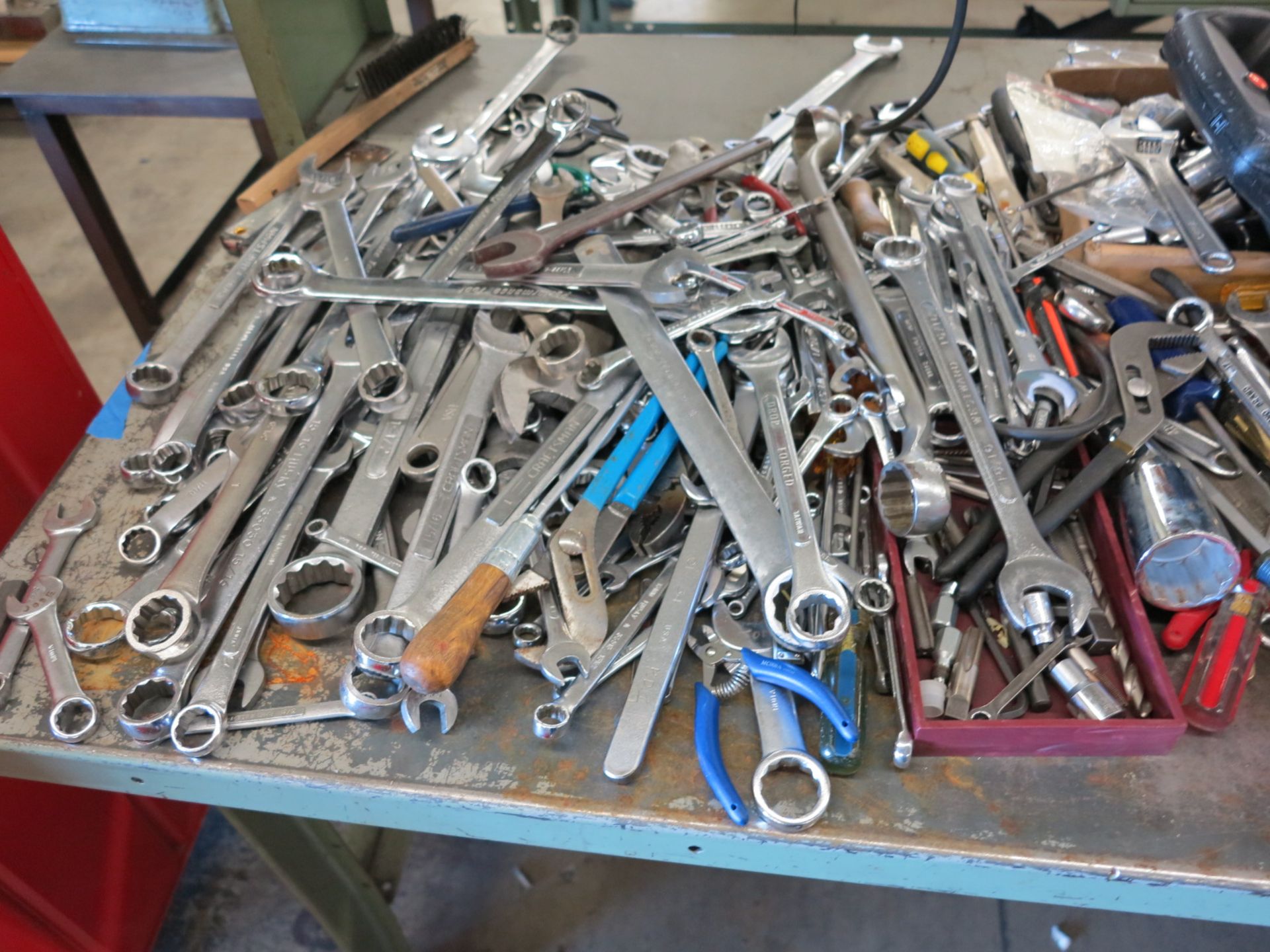 STEEL WORKBENCH, FULL OF HAND TOOLS - Image 4 of 5