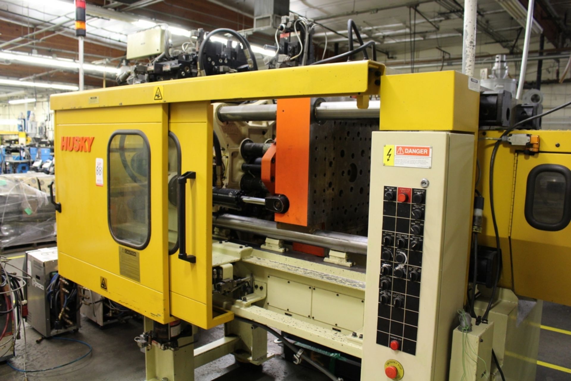 1995 HUSKY 225-TON INJECTION MOLDING MACHINE, MODEL CX160 RS42/42, S/N 11831, 31.5" X 31.5" PLATENS, - Image 5 of 8