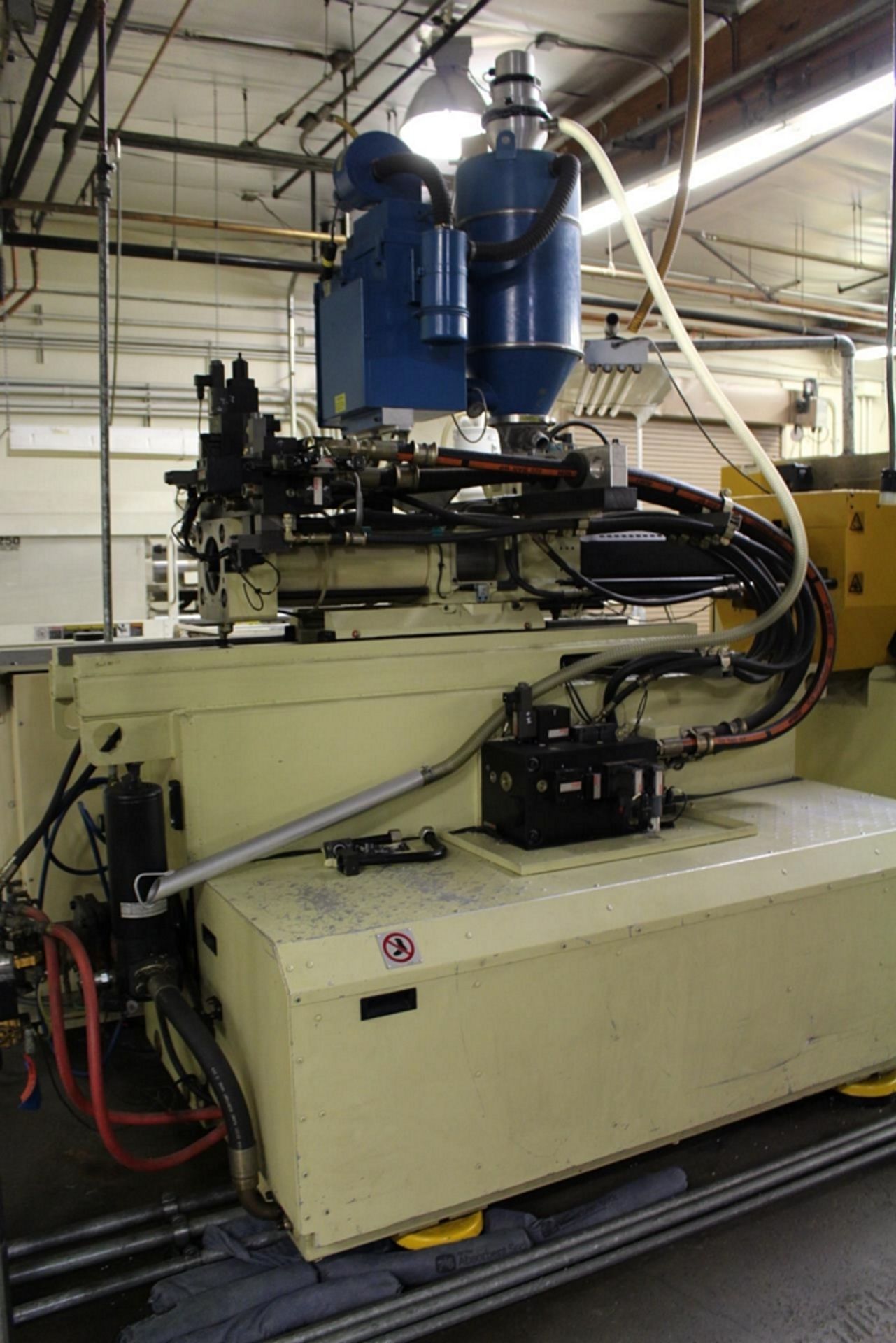 1995 HUSKY 225-TON INJECTION MOLDING MACHINE, MODEL CX160 RS42/42, S/N 11831, 31.5" X 31.5" PLATENS, - Image 6 of 8