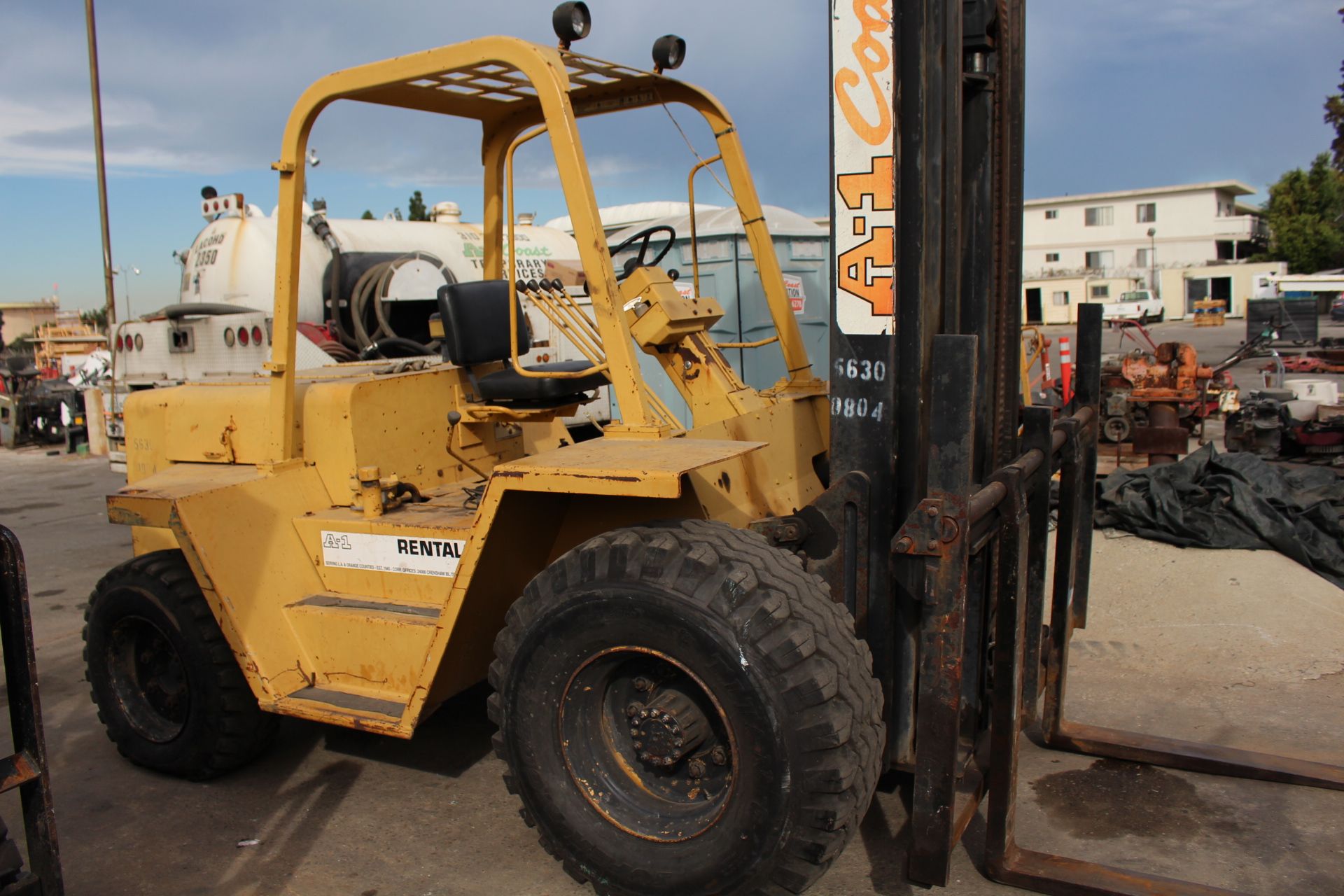 CATERPILLAR DIESEL FORKLIFT, MODEL R80, S/N 1KK00292, 3-STAGE MAST, ALL TERRAIN TIRES, SIDE SHIFT, - Image 4 of 5