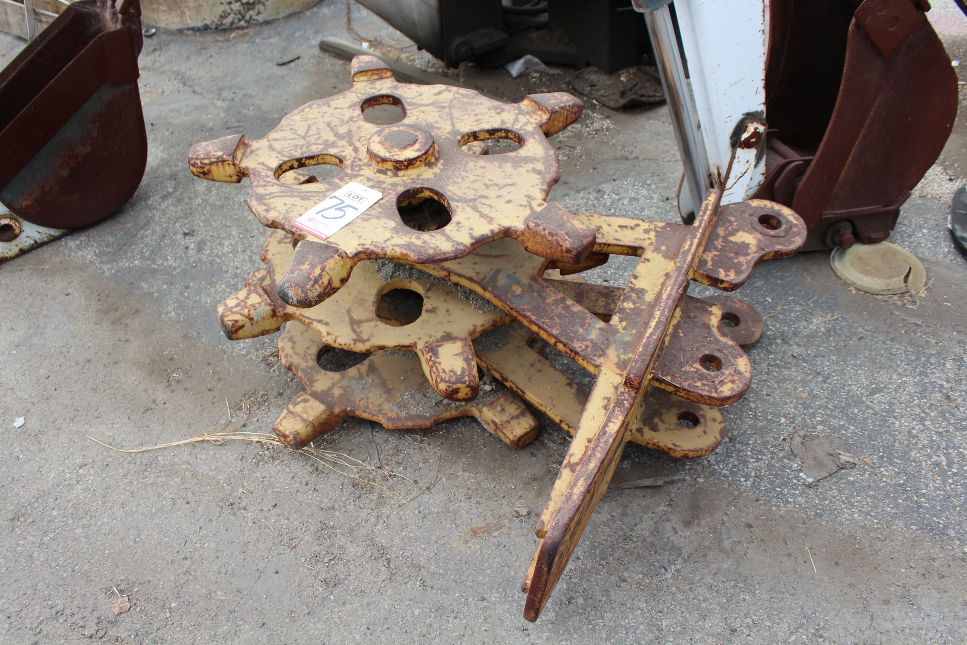 SHEEP'S FOOT ATTACHMENT FOR A BACKHOE