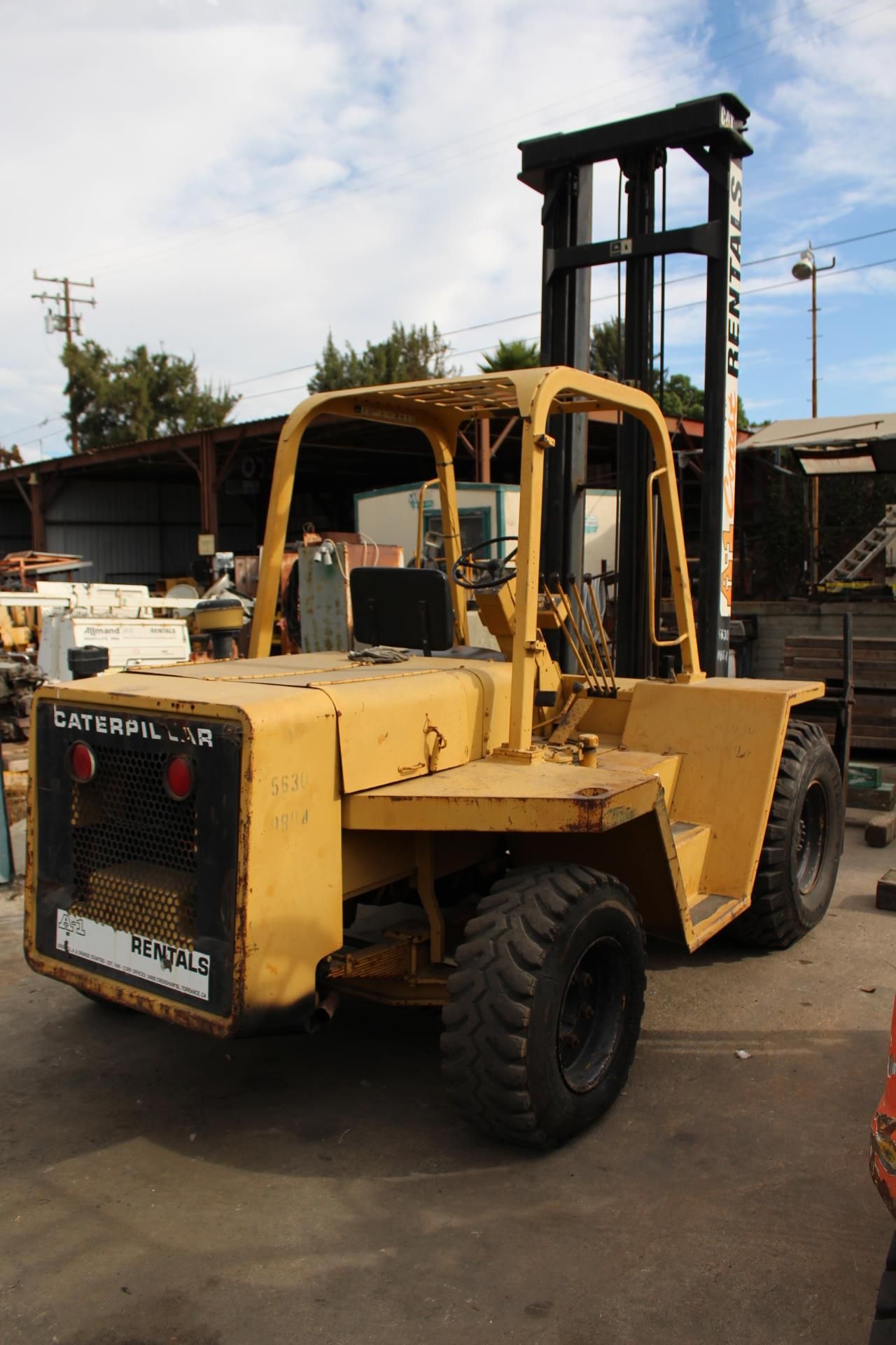 CATERPILLAR DIESEL FORKLIFT, MODEL R80, S/N 1KK00292, 3-STAGE MAST, ALL TERRAIN TIRES, SIDE SHIFT, - Image 2 of 5