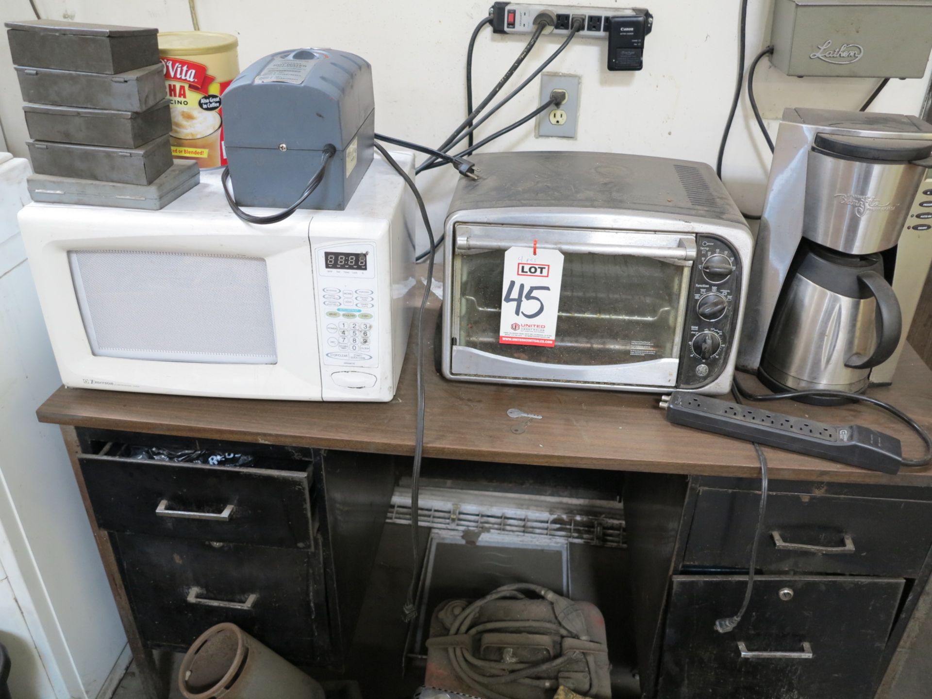 LOT - MISC LUNCHROOM ITEMS, TO INCLUDE: MICROWAVE, TOASTER OVEN, COFFEE MAKER, INSTANT HOT WATER