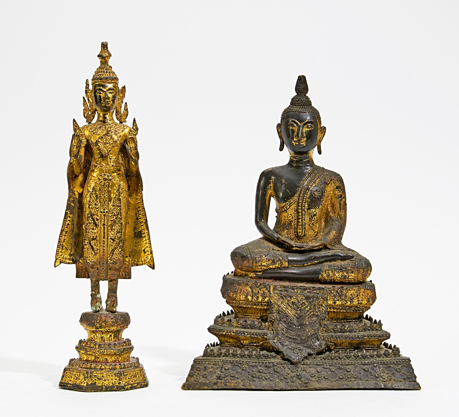 SITZENDER UND STEHENDER BUDDHA. Thailand. Rattanakosin-Zeit. 18./19. Jh. Bronze mit Vergoldung. H.