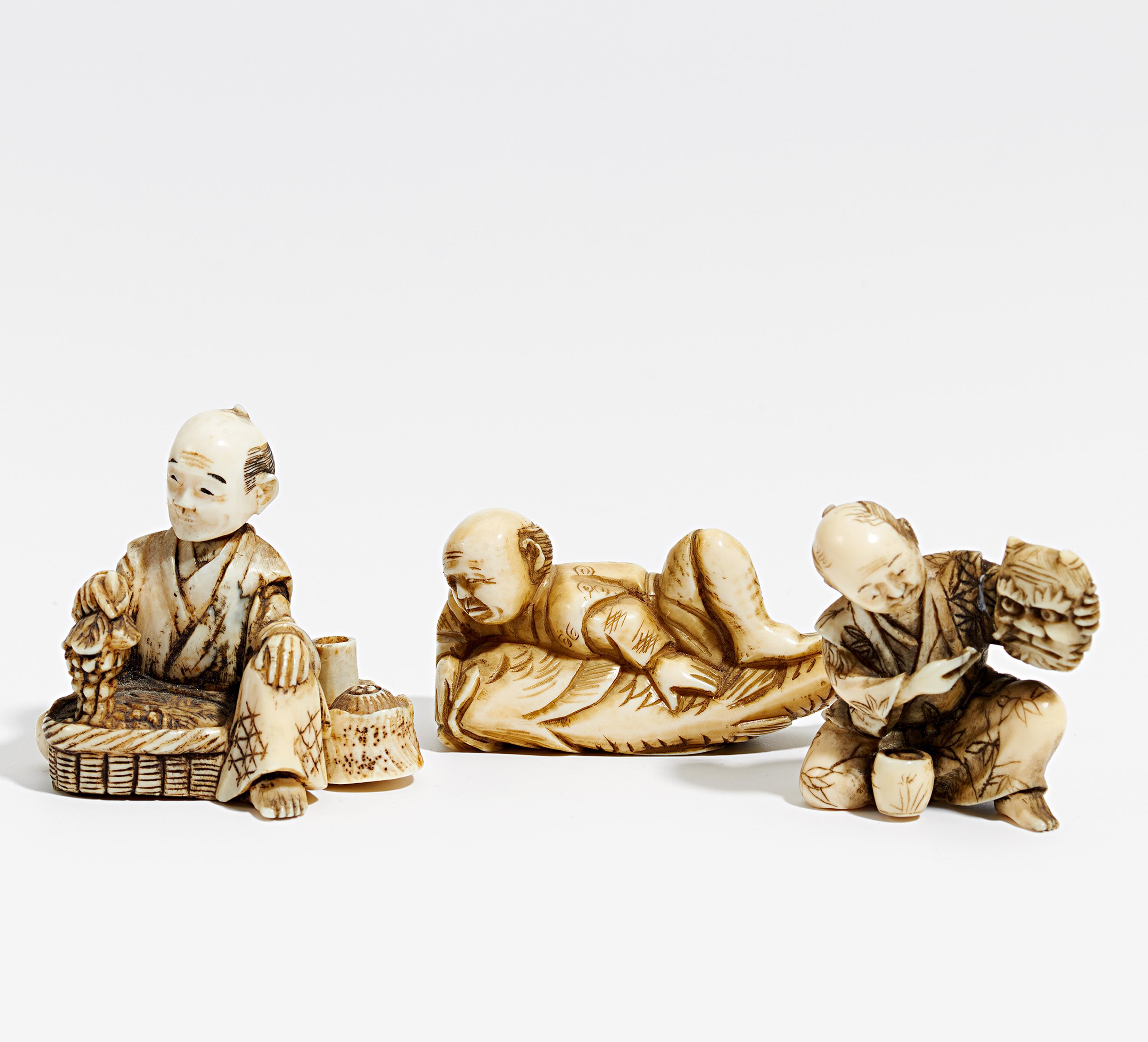 DREI NETSUKE. Japan. 19./Anfang 20. Jh. Elfenbein. Maskenschnitzer. Sign. H.3,5cm. Traubenverkäufer.