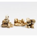 DREI NETSUKE. Japan. 19./Anfang 20. Jh. Elfenbein. Maskenschnitzer. Sign. H.3,5cm. Traubenverkäufer.