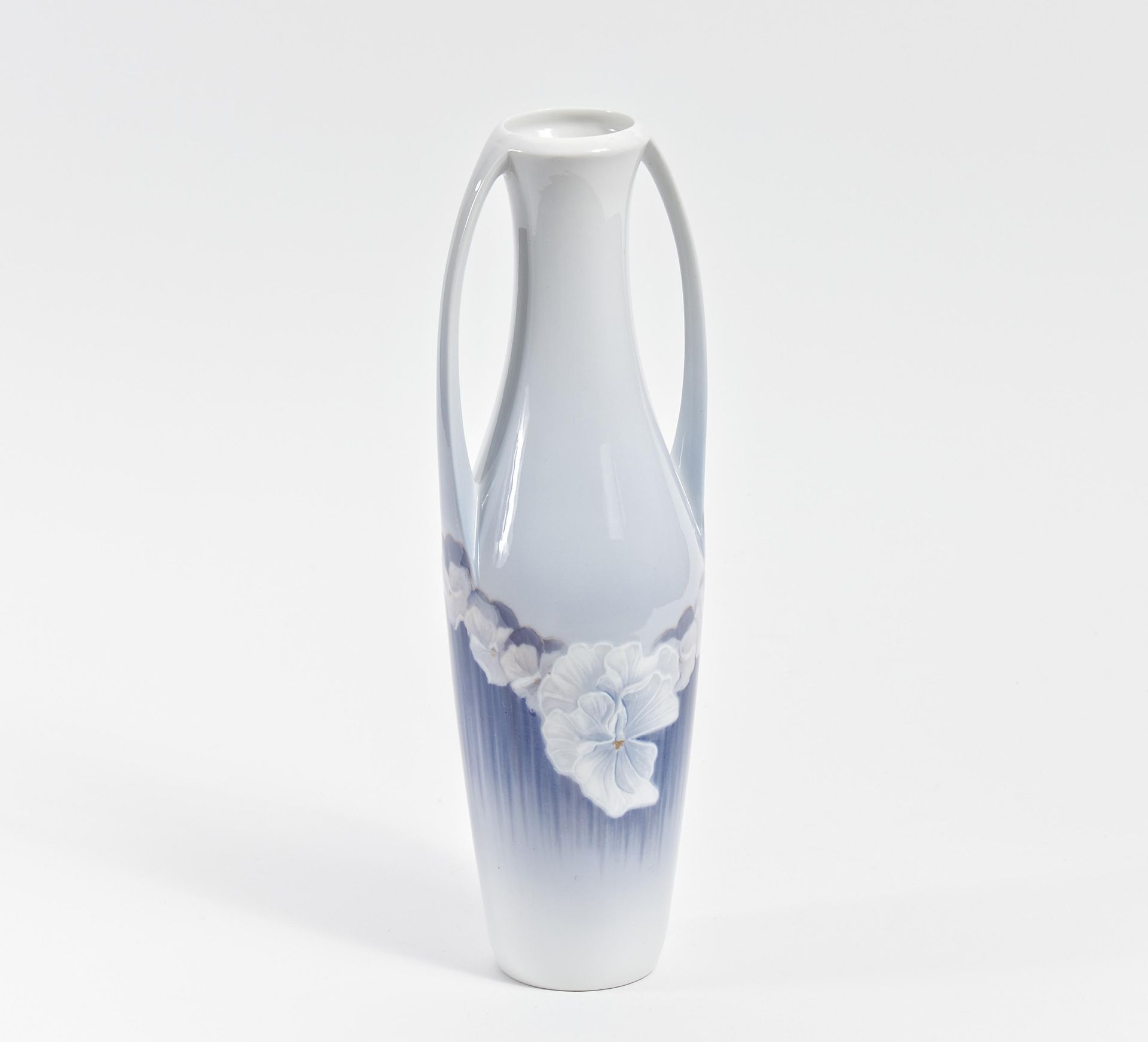 VASE MIT BLUMENDEKOR UND SEITLICHEN HANDHABEN. Royal Copenhagen. Porzellan, farbig dekoriert. H.31,