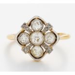 DIAMANT-RING. Wohl England, um 1930. Platin, 750-/ Gelbgold, gest., Gesamtgewicht: 5,0g. EU-RM: