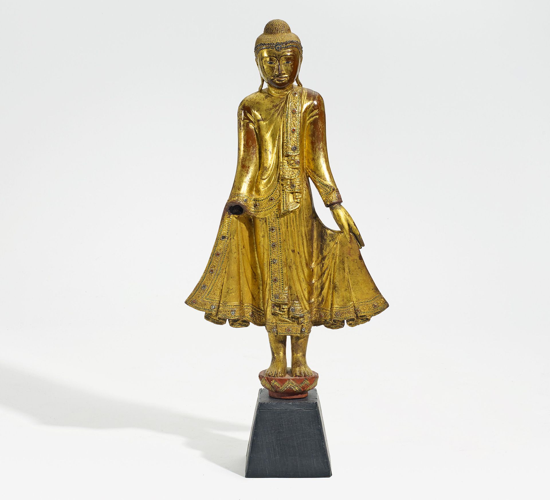 STEHENDER BUDDHA. Burma. 20. Jh. Holz mit Vergoldung und Einlagen aus Glas. H. 104cm (ohne