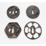 VIER TSUBA. Japan. a) Kikkô gata. 17./18. Jh. Muschelmesser und Abalone. 7,4x8cm. Zustand B. b) Naga