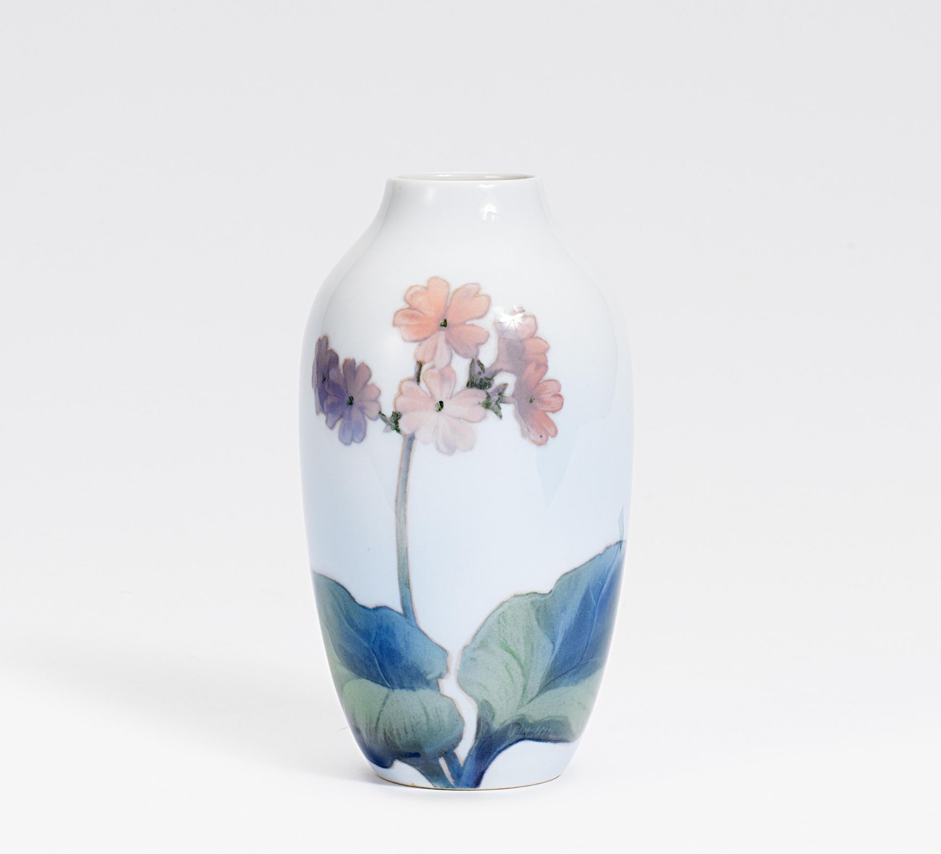 KLEINE VASE MIT FLORALEM DEKOR. Kopenhagen. Königliche Manufaktur. Porzellan, farbiges Dekor. H.13,