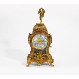 PENDULE STIL LOUIS XV. Frankreich. Boulle Technik, Schildpatt und Messing ornamental eingelegt.