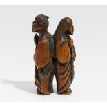 NETSUKE: JÔ UND UBA MIT HARKE UND BESEN. Japan. 19. Jh. Dunkles Holz. H. 6,8cm. Zustand A/B.