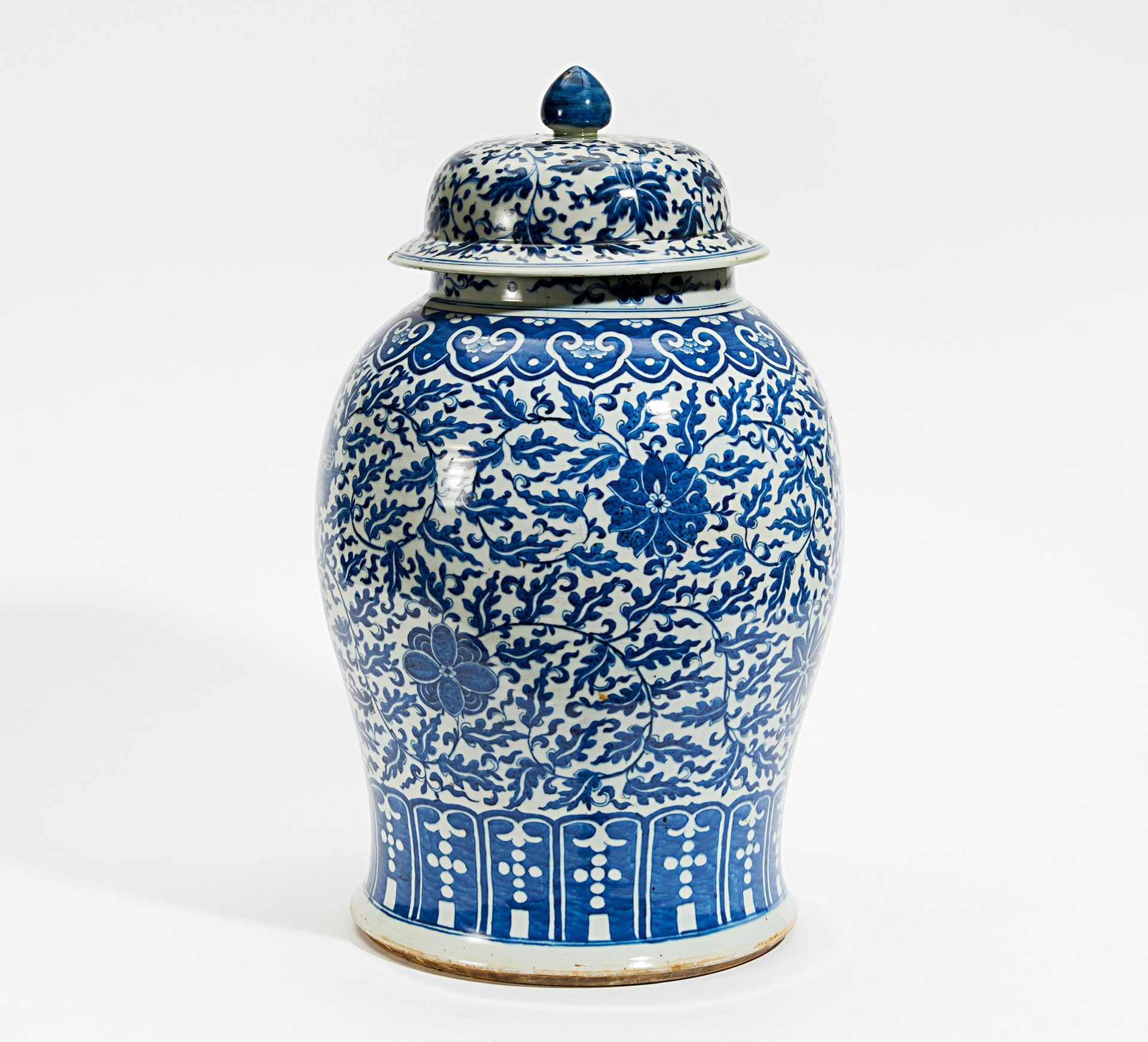 GROßE DECKELVASE. China. 19./20. Jh. Porzellan, unter der Glasur blau bemalt. H. 62cm. Zustand B.