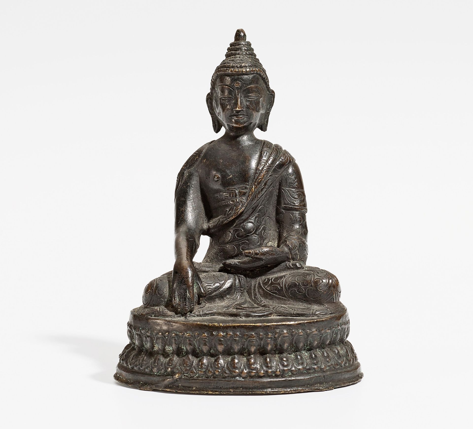 BUDDHA MIT GRAVIERTEN MUSTERN AUF DEM KASAYA-GEWAND. Sinotibetisch. Bronze mit dunkler Patina. H.