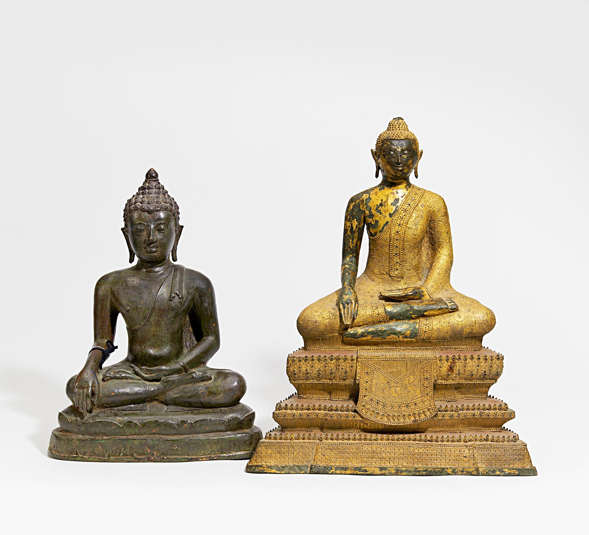 ZWEI SITZENDE BUDDHA. Thailand. 19. Jh. Bronze. Einer im Rattanakosin-Stil mit Vergoldung. H. 46,5/