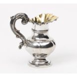 SAHNEGIEßER. Silber, innen vergoldet. Ca. 166g. H.14cm. Zustand A. Sonderregelungen Art &