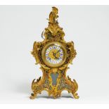 BOULLE-PENDULE STYLE LOUIS XV. Frankreich. Boulle-Technik, Messing und Schildpatt ornamental