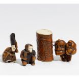 DREI NETSUKE UND KLEINES SAGEMONO. Japan. 19. Jh. Holz und Bambus mit Elfenbein. Deckeldose mit