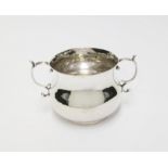 KLEINER CHARLES II PORRINGER. London. 1666-67. Silber. Ca. 184g. H.8,5cm. BZ London 1666-67, MZ '