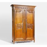 KLEIDERSCHRANK. Lothringen. Eiche geschnitzt. 224x51x63cm. Zustand B. Sonderregelungen Art &