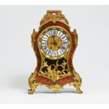 PENDULE STYLE LOUIS XV. Paris. Boulle-Technik, Schildpatt und Messing ornamental eingelegt.