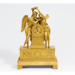 SEHR GROßE PENDULE MIT AMOR UND PSYCHE. Paris. Um 1825-30. Bronze vergoldet. Römische Ziffern.