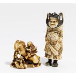 ZWEI NETSUKE. Japan. 19./Anfang 20. Jh. Elfenbein. Shôki (am Kopfputz bestoßen). H.6,8cm. Berittener