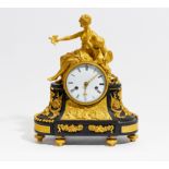 PENDULE MIT VENUS UND AMOR LOUIS XV. Paris. Schwarzer Marmor und vergoldete Bronze. Großes