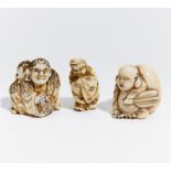 ZWEI NETSUKE: GAMA SENNIN UND HOTEI. Japan. 19./Anfang 20. Jh. Elfenbein. Walrosszahn. Gama Sennin