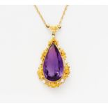 AMETHYST-PERL-ANHÄNGERKETTE. Deutschland, um 1900. Goldfarben, Gesamtgewicht: 13,5g. Kette: L.ca.