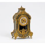 BOULLE-PENDULE STYLE LOUIS XV. Frankreich. Ebonisiertes Holz. Boulle-Technik, Messing ornamental