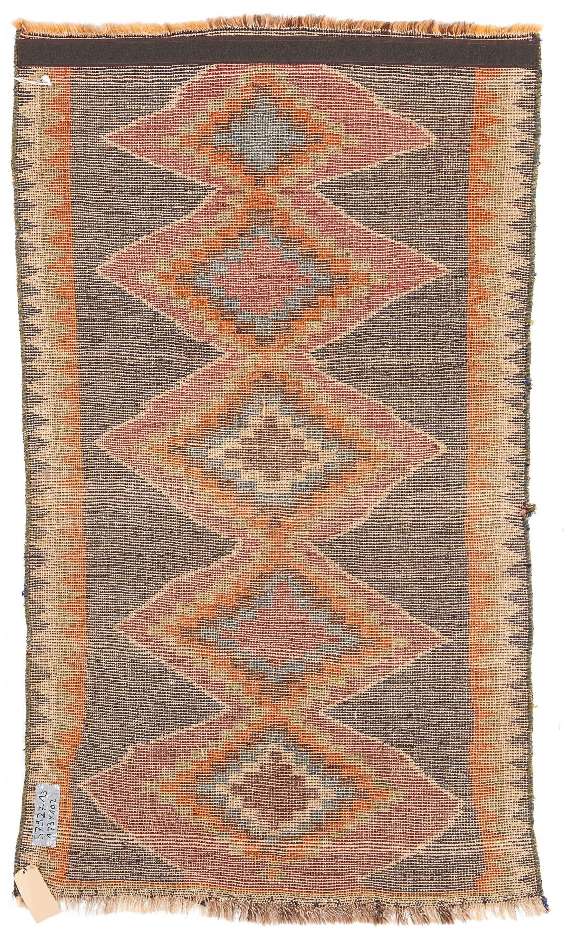 GABBEH-GASCHGAI. Um 1900. Zustand C. 173 x 102cm. (Ein Ende verkürzt, beschädigte Seitenkante). - Bild 2 aus 3