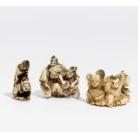 NETSUKE: AKROBAT. Japan. 19. Jh. Elfenbein mit teils dunkler Einfärbung. Sign. H. 4,6cm. Zustand A/