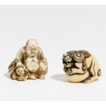 ZWEI NETSUKE. Japan. 18./19. Jh. Elfenbein. Shishi mit Ball. H.2,8cm. Hotei mit Karako. H.3,6cm.