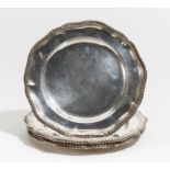 5 PLATZTELLER MIT VERSCHIEDENEN DEKOREN. London u.a. Silber. Ca. 2450g. ø ca. 25cm. Verschieden