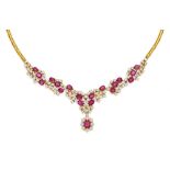 RUBIN-DIAMANT-COLLIER. Italien, um 1970. 750/- Gelbgold, Gesamtgewicht: 60,5g. L.ca. 51,0cm. 94